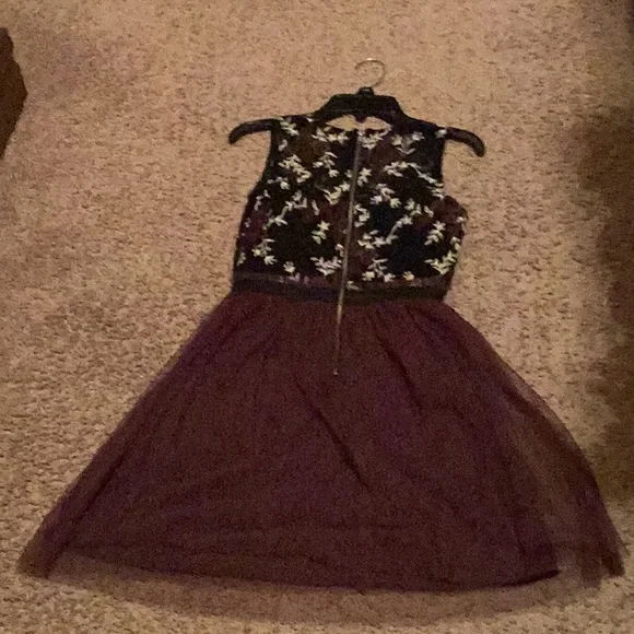 Maroon party dress in net - Picture 5 of 6